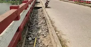 নারায়ণগঞ্জে ব্রিজের ওয়াকওয়ের স্লাব ভেঙে লোহা চুরি, জানে না কর্তৃপক্ষ